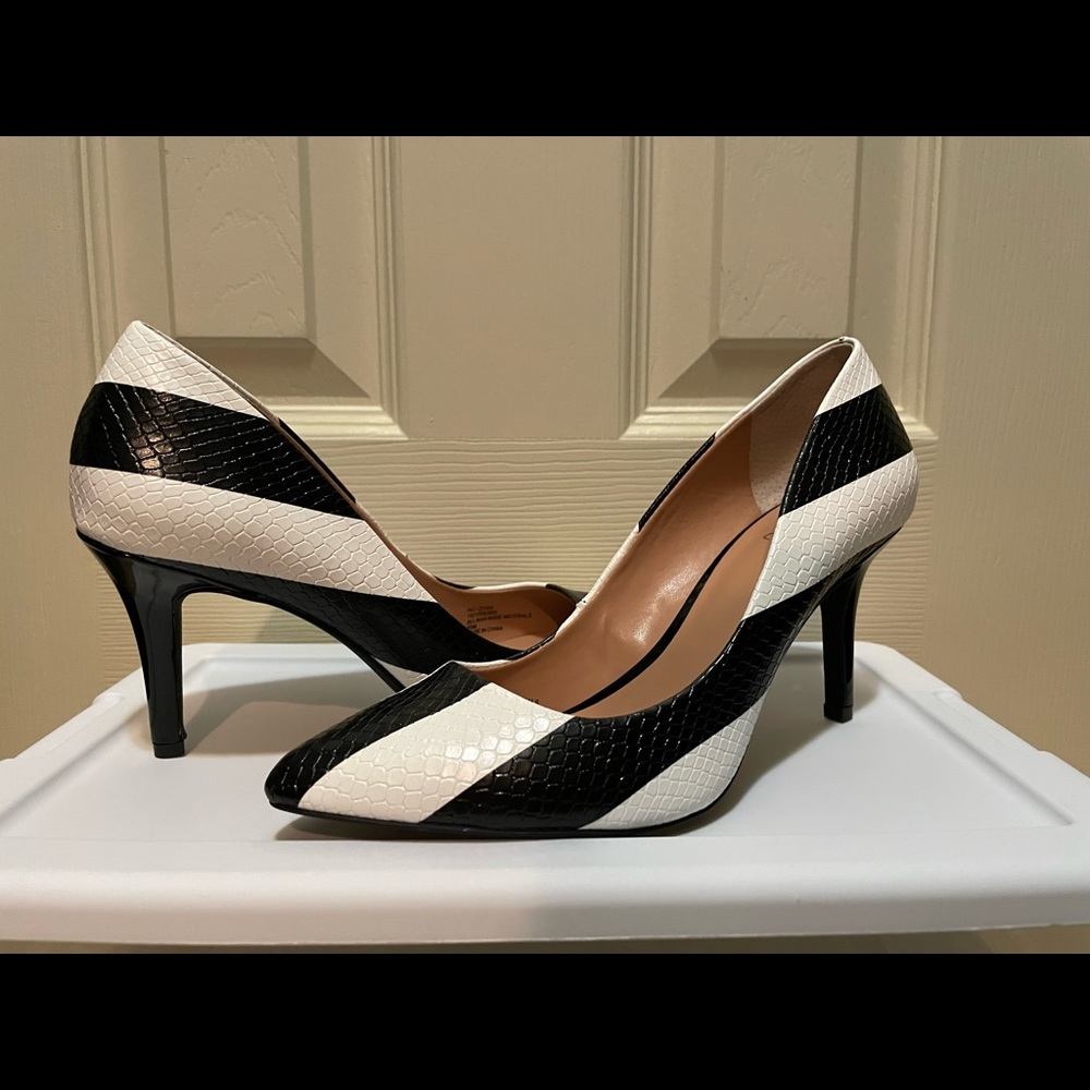 NEVER WORN! INC Black and White Pumps